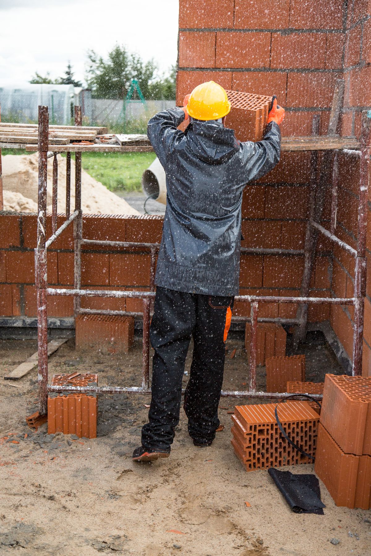 Façade en briques d'un bâtiment en construction – chantier – Rwanda