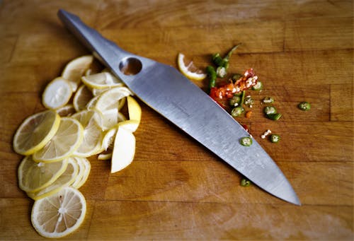 Fotos de stock gratuitas de afilado, cuchillo, fondo marrón