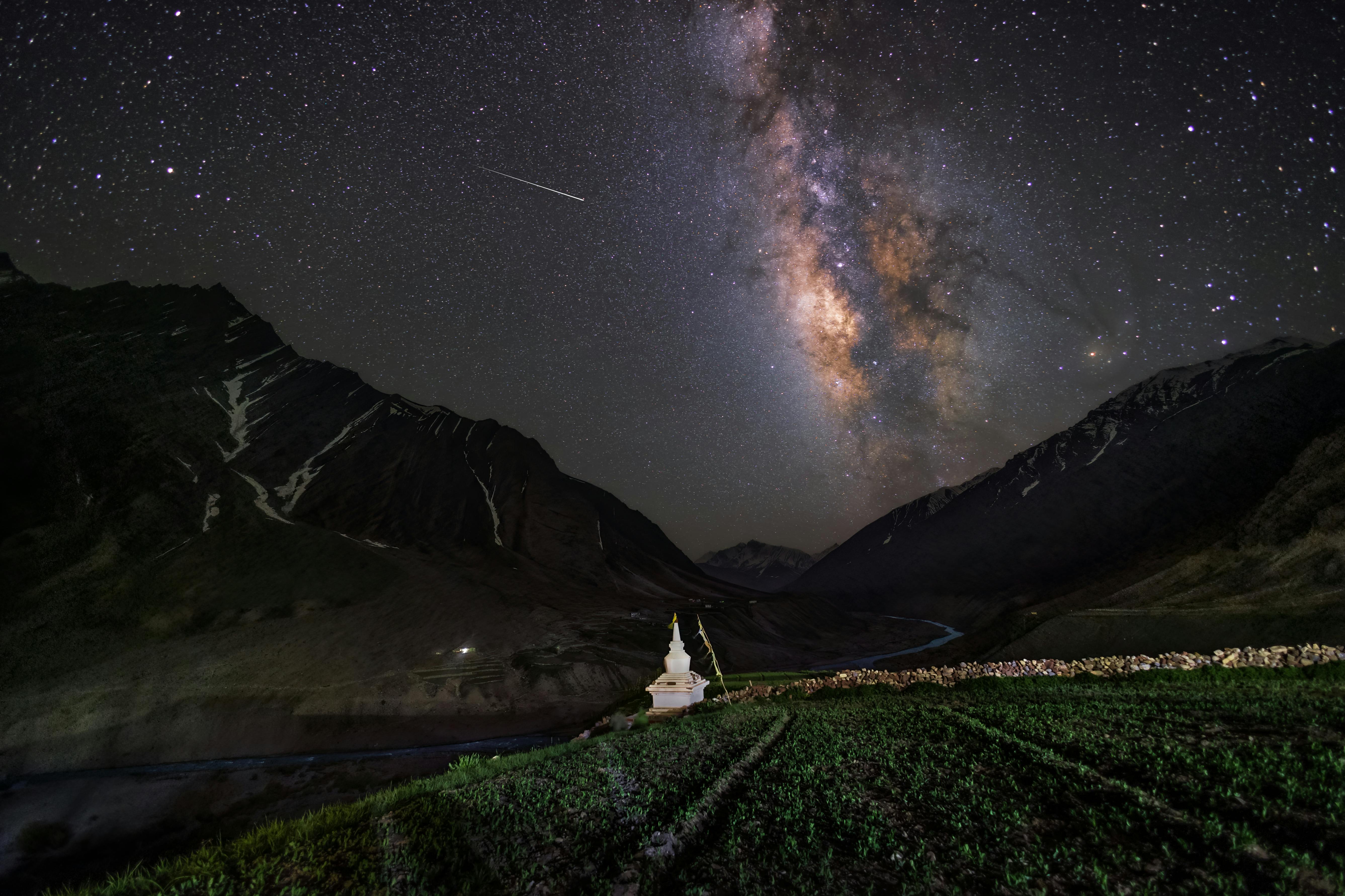 milkyway behind the chorten