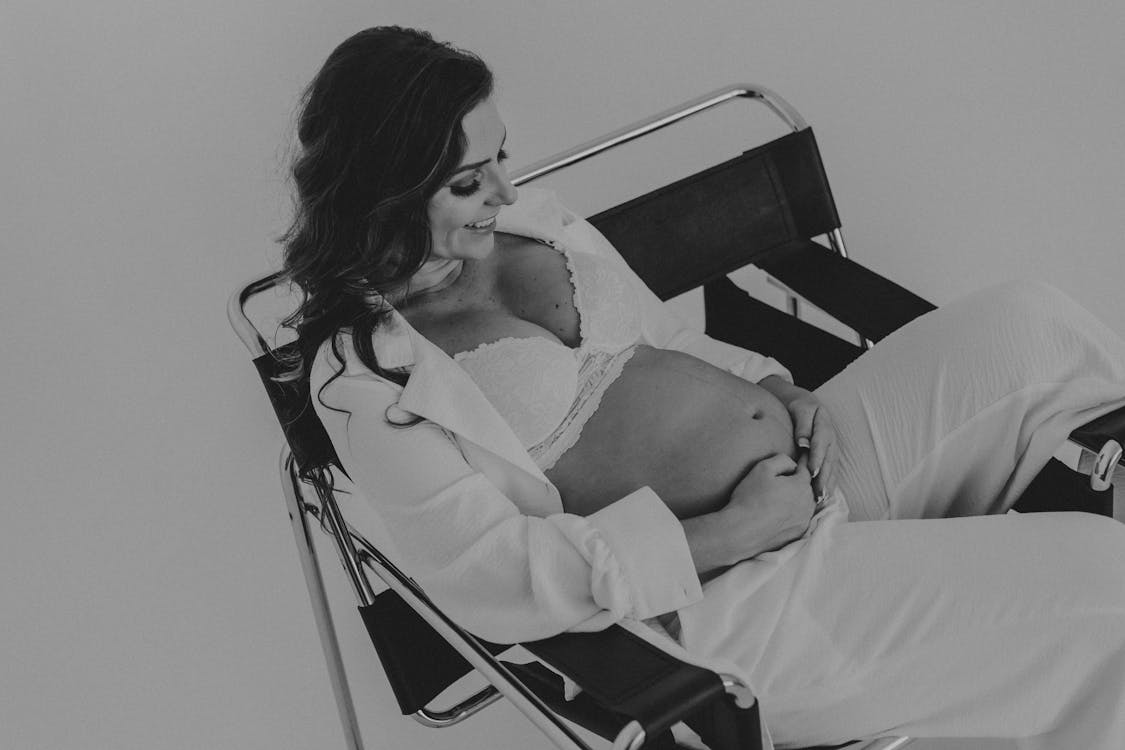 free-photo-of-pregnant-woman-touching-her-belly-and-smiling.jpeg?auto=compress&cs=tinysrgb&w=1260&h=750&dpr=1