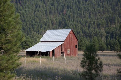 免費 白天的紅色木製穀倉 圖庫相片