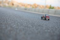 一辆详细的微型雪铁龙汽车从低角度拍摄，停在沥青路面上