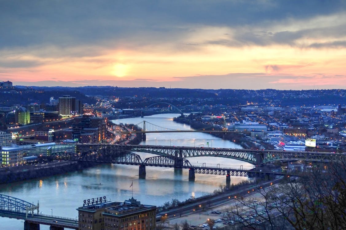 免費 黃金時段連接城市的吊橋全景視圖 圖庫相片