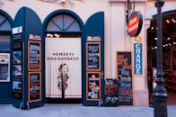 欧洲城市的烟草店和餐厅店面丰富多彩，标牌充满活力