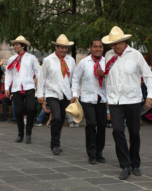 Foto profissional grátis de banda de musica, bonés, camisas brancas