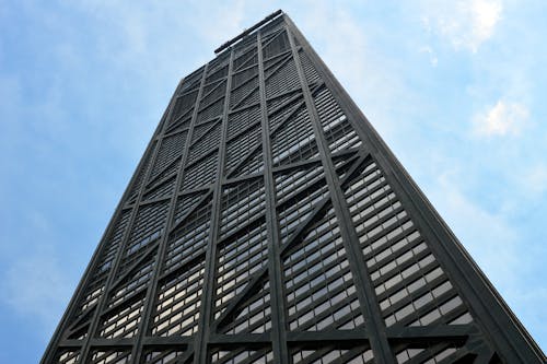 бесплатная Низкоугольная фотография черного высотного здания Стоковое фото