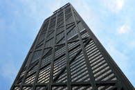 在晴朗的天空下，从低角度可以看到高耸的摩天大楼的建筑设计