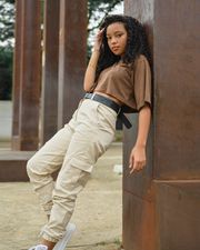 Beige cargo trousers listing photo by Daniel Duarte on Pexels
