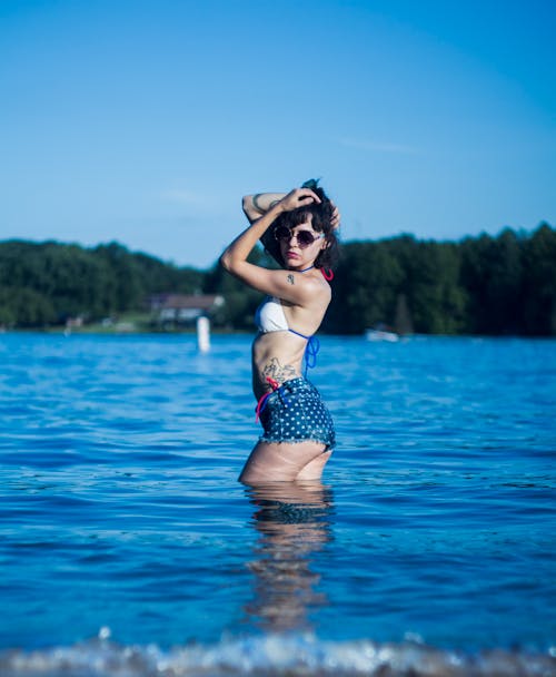一个女人在水面上的选择性聚焦摄影
