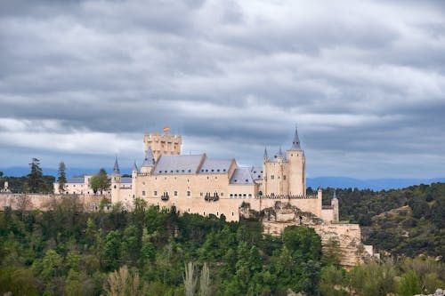 Fotos de stock gratuitas de alcázar de segovia, arboles, arquitectura medieval