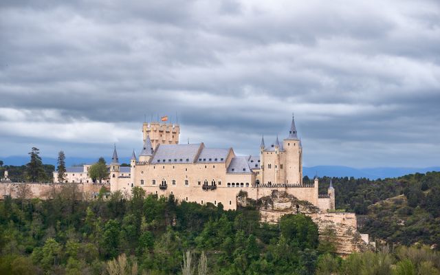 Photo: JOSE GALLARDO on Pexels Explore the stunning medieval architecture of the Alcázar of Segovia, set against a dramatic overcast landscape.