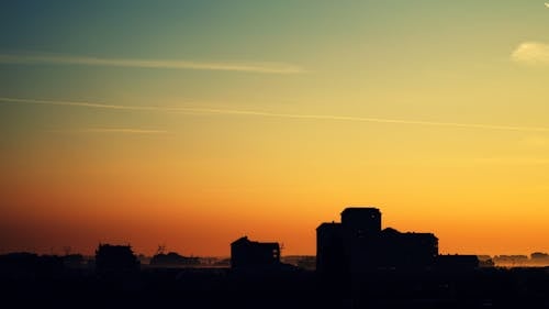 Schattenbild Des Hochhausaufbaus Unter Goldener Sonne