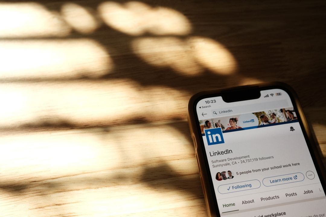 linkedin ads agency - Comparison chart of LinkedIn targeting, ABM, and retargeting for Saudi B2B brands