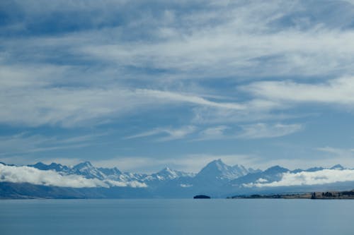 Photos gratuites de chaîne de montagnes, ciel bleu, étendue d'eau