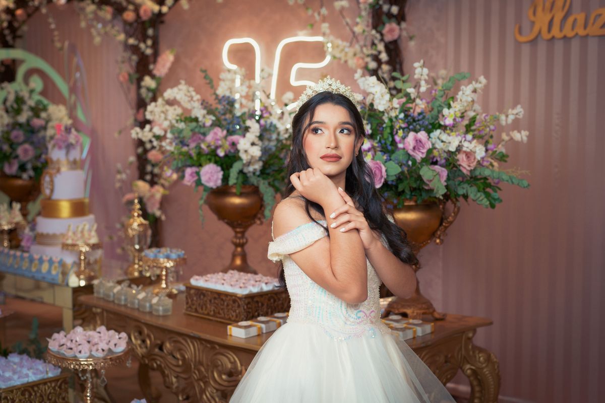 Quinceañera celebrando sus XV años con vestido elegante