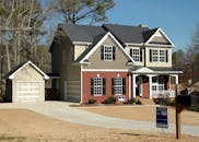 这座美丽的两层家庭住宅配有车库，坐落于一个宁静的社区，是完美的家庭居所