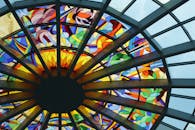 彩色玻璃圆顶天花板上展示了复杂的设计和充满活力的图案