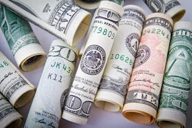 Rolled 20 U.s Dollar Bill: Währungstausch ermöglicht Sparen beim Reisen