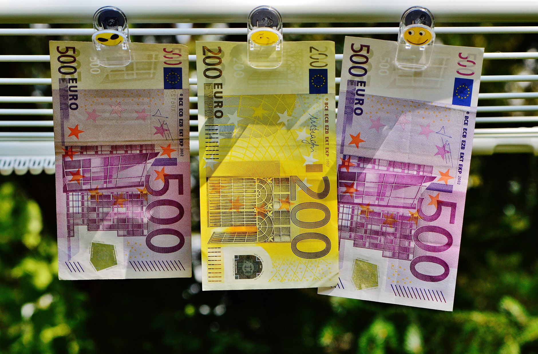 Almanya'da sosyal yardımlar ve emeklilik sistemini simgeleyen, yaşlı bir bireyin finansal belgeleri incelemesi veya Alman bayrağı temalı emeklilik planlama görseli.