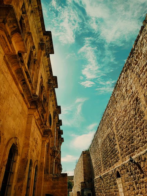Free Explore a sunny summer day in the historic stone alleyways of Mardin, Türkiye. Stock Photo