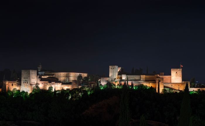 La Alhambra iluminada al anochecer