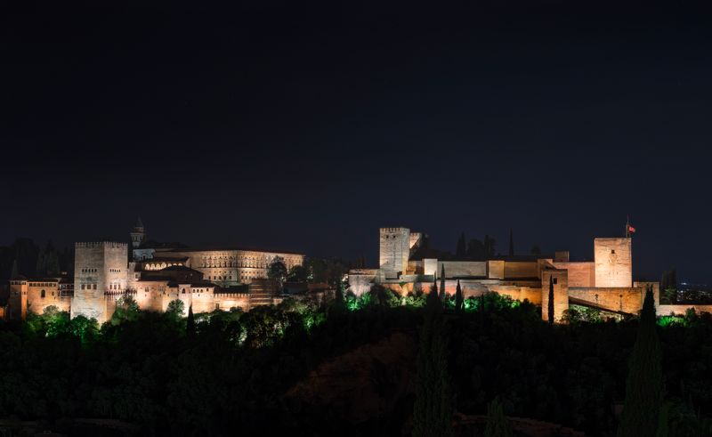 La Alhambra iluminada al anochecer