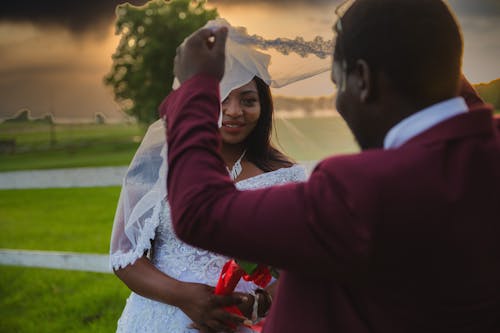 Základová fotografie zdarma na téma africká kmenová kultura, afro-americký pár, družičky