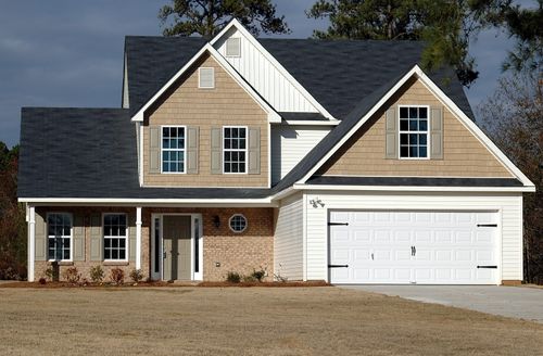 Free Elegant two-storey house with garage, showcasing modern architecture and residential charm. Stock Photo