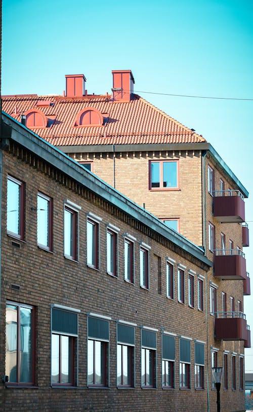 Fotobanka s bezplatnými fotkami na tému balkóny, červená tehla, mestský