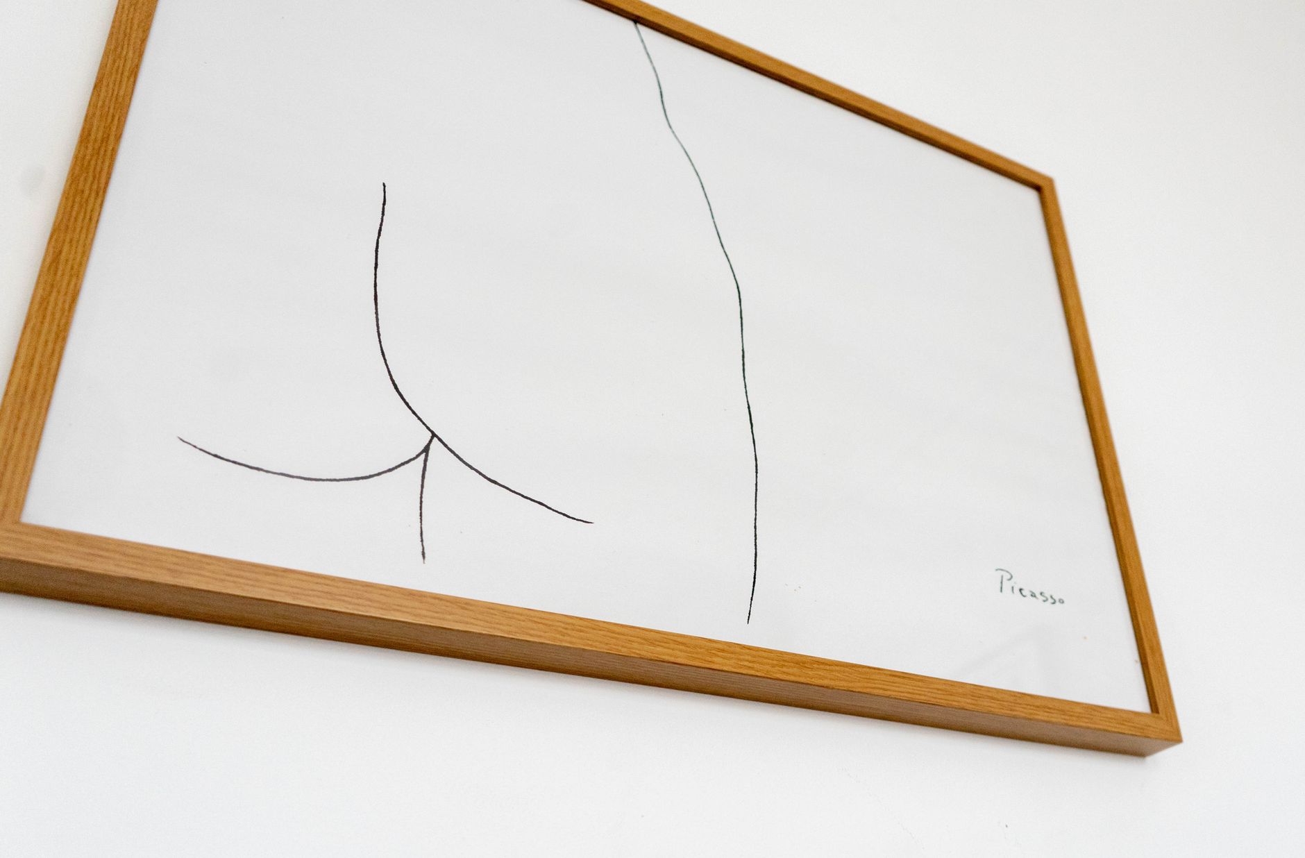 Bir kutuda duran Picasso baskıları