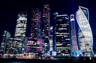 莫斯科现代摩天大楼的夜景照明，展现了充满活力的城市灯光与建筑风貌