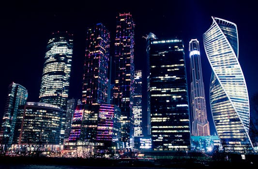 莫斯科现代摩天大楼的夜间照明景观，展现了充满活力的城市灯光与建筑风貌