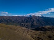 新西兰雪山在蔚蓝天空下的壮丽鸟瞰图