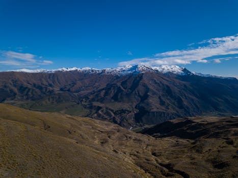 新西兰雪山在蔚蓝天空下的壮丽鸟瞰图
