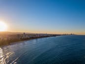 日落时分，昆士兰黄金海岸的鸟瞰图令人惊叹，海洋与天际线交相辉映