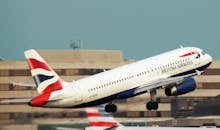 英国航空公司的一架飞机起飞，展现了航空与旅行的主题