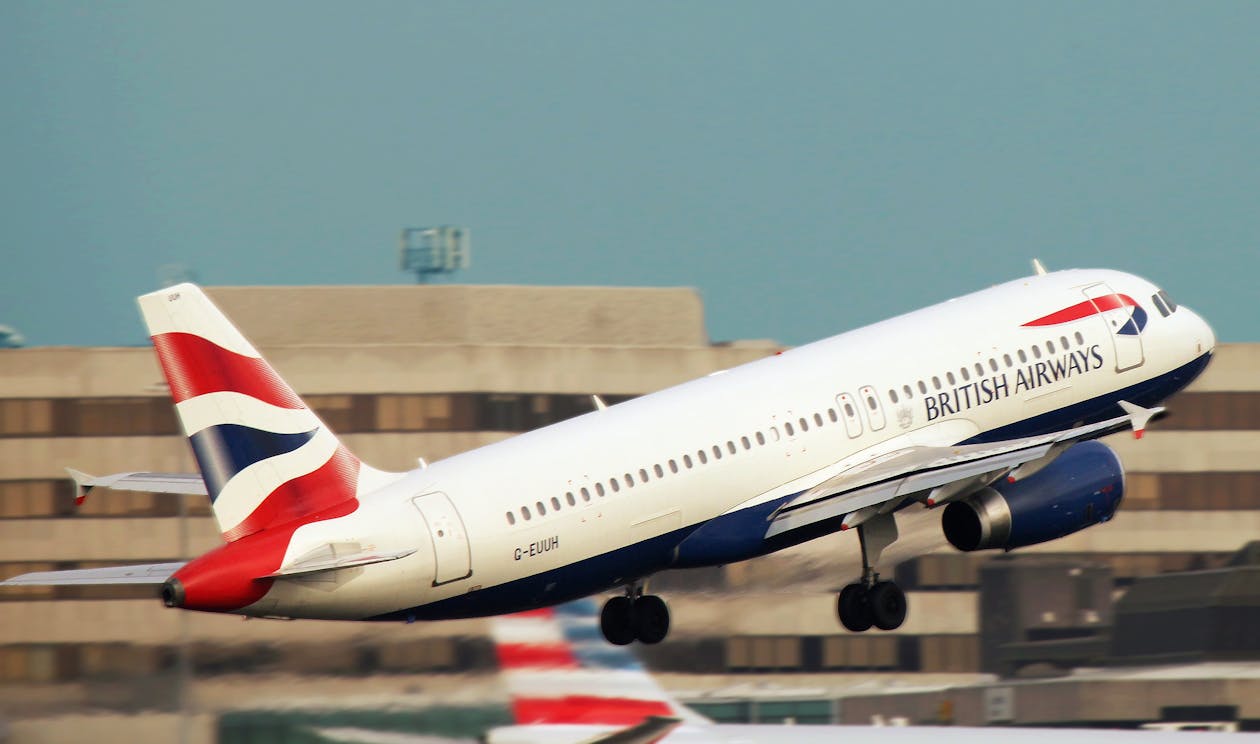 grátis White British Airways Decolando Da Pista Foto profissional