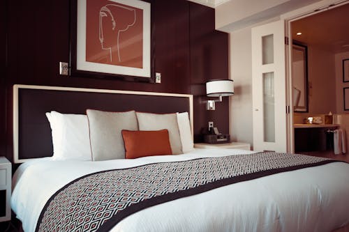 무료 침대와 베개에 검은 색과 회색 침대보 스톡 사진