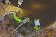 无人机在美国明尼苏达州威诺纳拍摄了湖滨房屋和码头