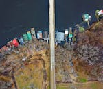 无人机拍摄了明尼苏达州威诺纳一座桥梁和色彩缤纷的河畔房屋