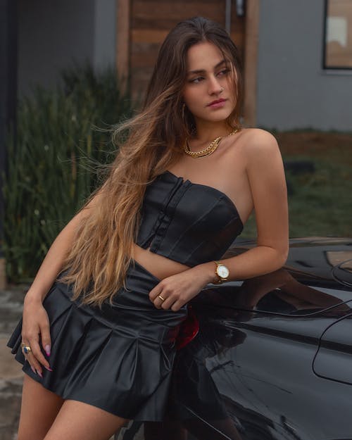 Foto profissional grátis de atraente, cabelo comprido, carro preto