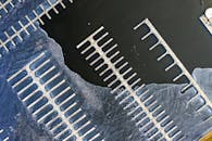 从上方拍摄的明尼苏达州莱克城冰冻码头，展现了结冰的图案和空荡荡的景象