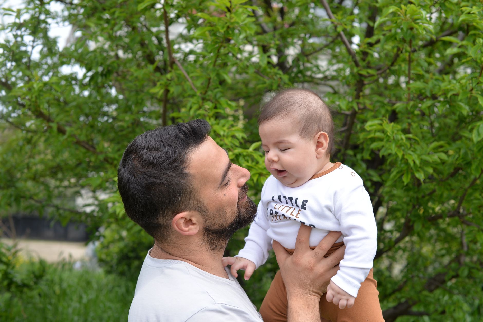 Basketbol oyuncusu ve bebek bakımı