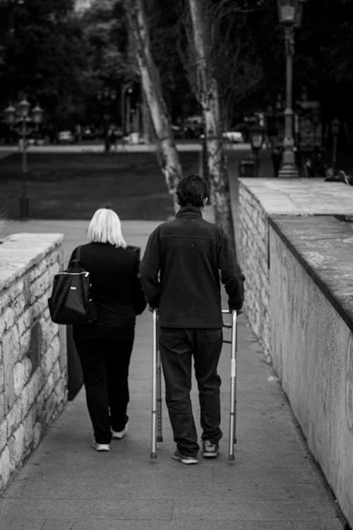 Immagine gratuita di bianco e nero, camminando, coppia