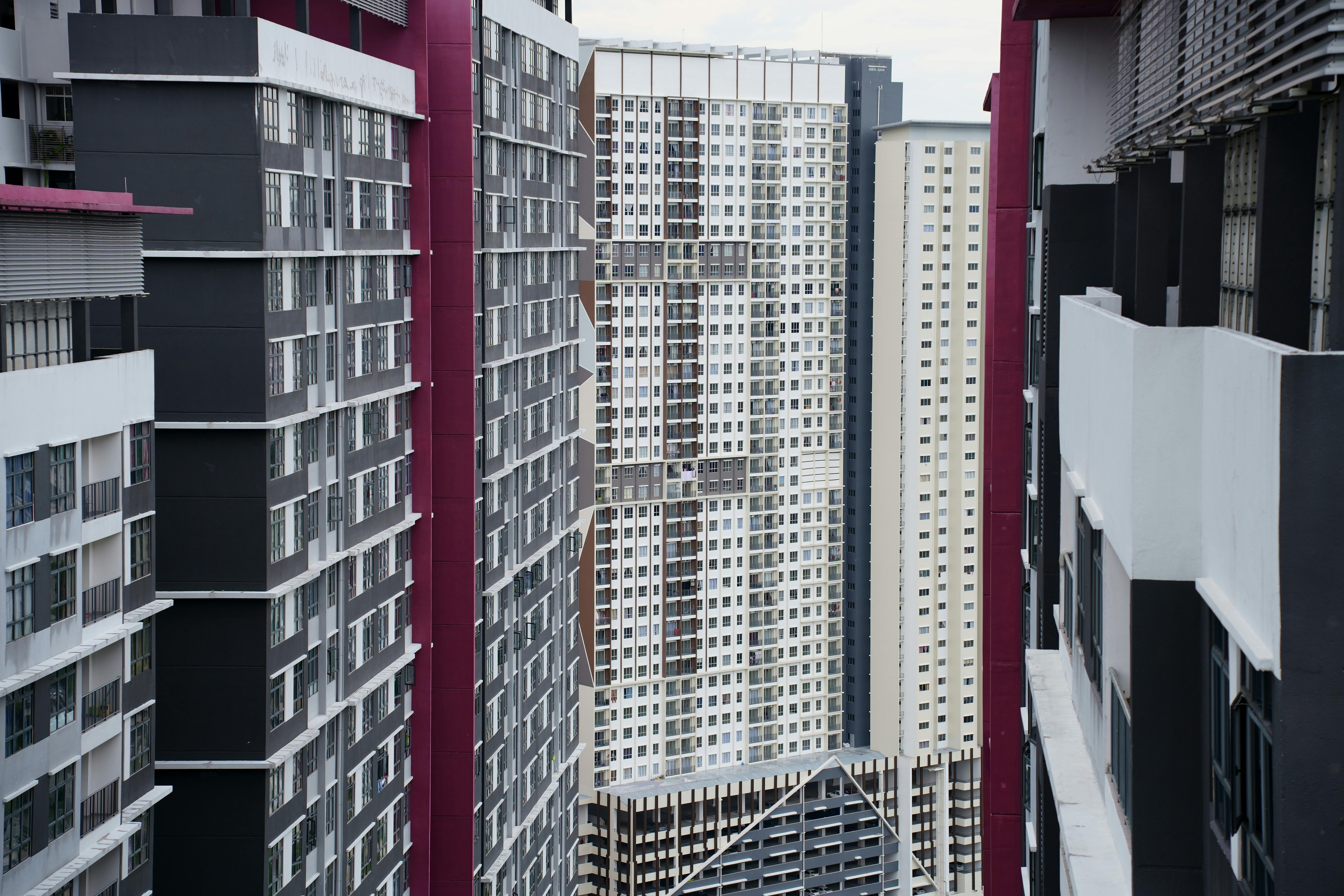 現代住宅社區外觀與整齊建築立面