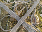 伊斯兰堡高速公路立交桥的鸟瞰图令人惊叹，展现了现代城市基础设施与绿化的完美结合