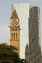 多伦多旧市政厅钟楼旁的现代摩天大楼融合了历史与当代建筑