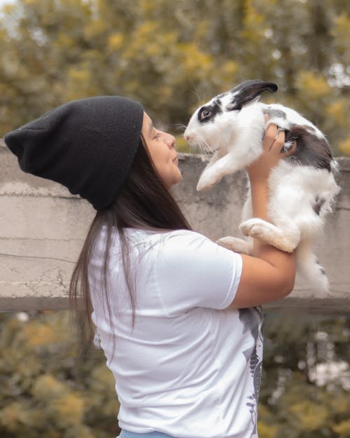 Fotos de stock gratuitas de animal, besando, camiseta blanca
