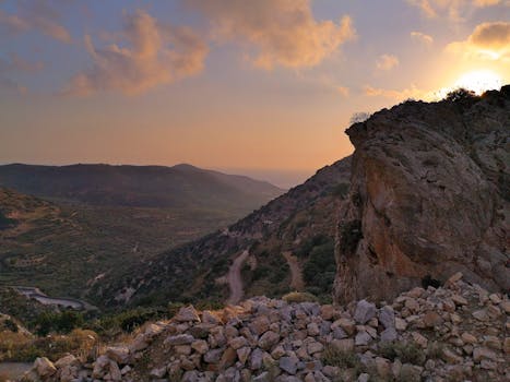 日落时分，壮丽的山景和岩石结构展现了自然美景
