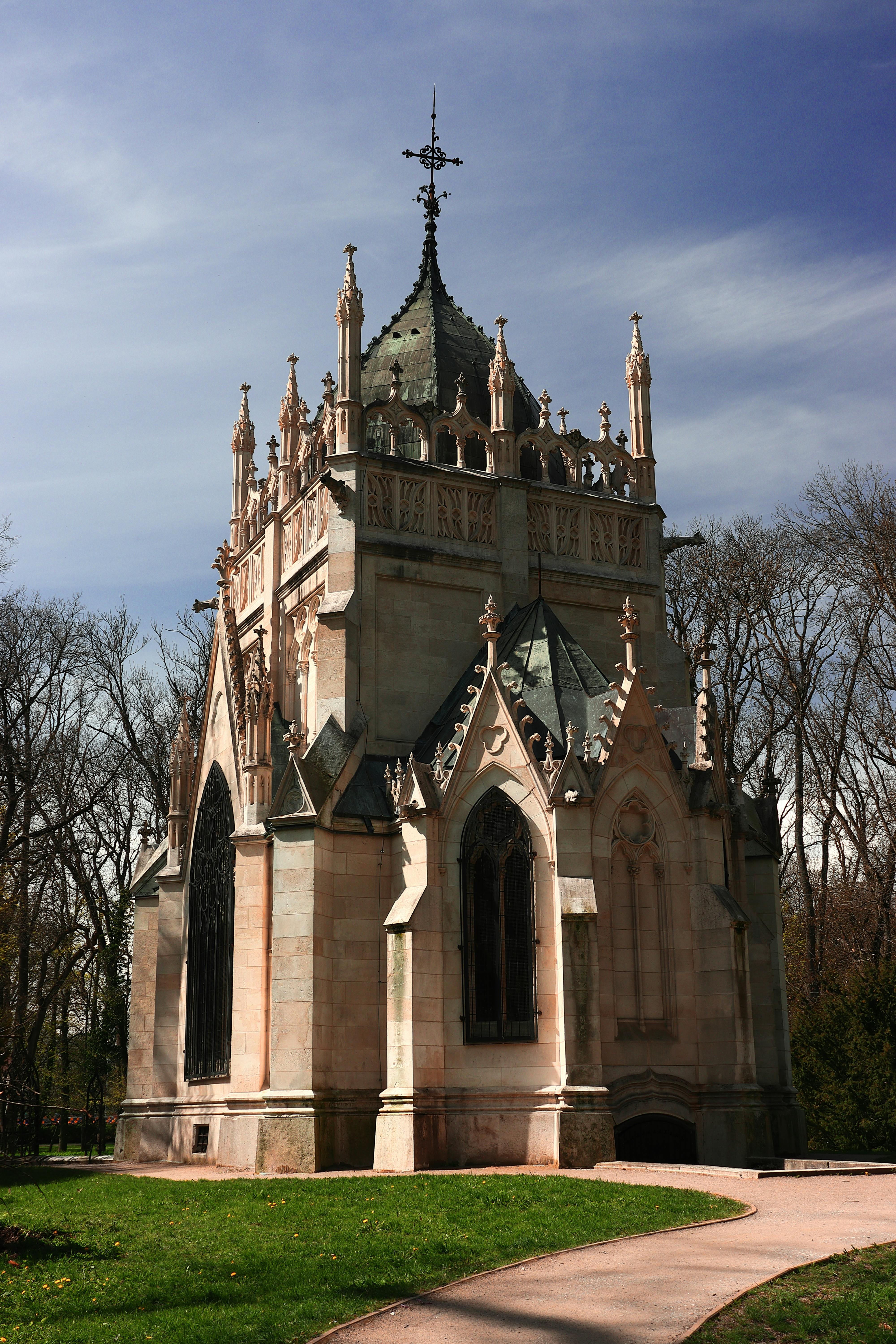 Kamenná stavba s historickou architektúrou pod jasným nebom